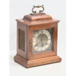 A good quality early 20th century mahogany cased bracket clock with brass face. 24x15.5x30cm