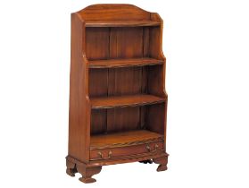 A mahogany step front bookcase with drawer on bracket feet. 60x25x107cm