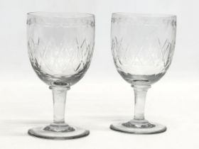 A pair of Victorian etched glass wine goblets. Circa 1840-1860. 8x14.5cm