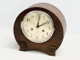 A vintage Art Deco oak cased mantle clock. With pendulum. 25x12x24cm