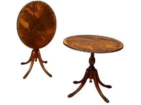 A pair of Georgian style mahogany snap top pedestal lamp tables. 53x40x51cm