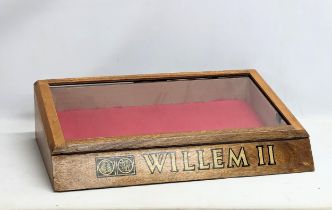 A vintage oak tabletop display case. 67x46x18cm