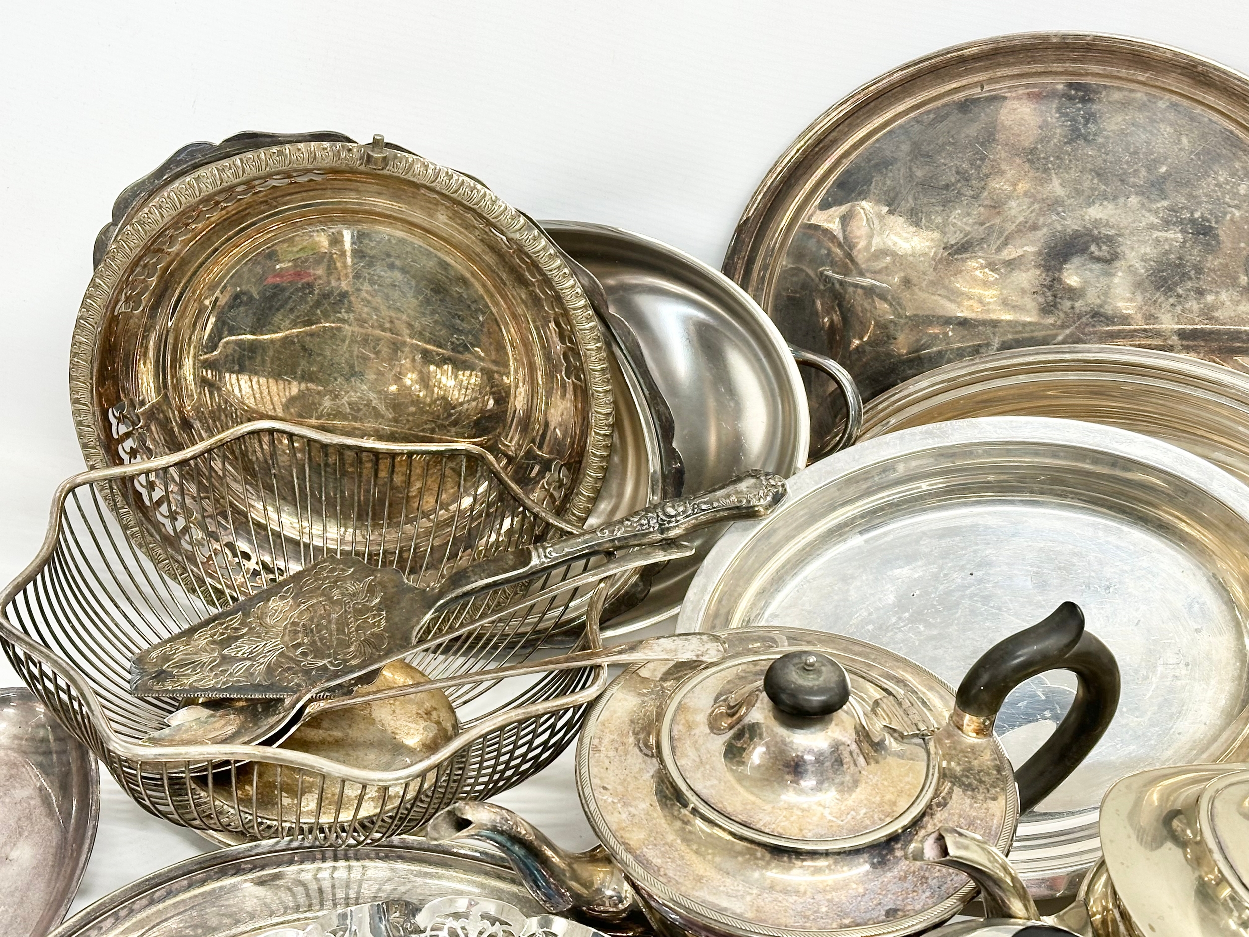 A quantity of 19th and early 20th century silver plate/EPNS. - Image 4 of 7