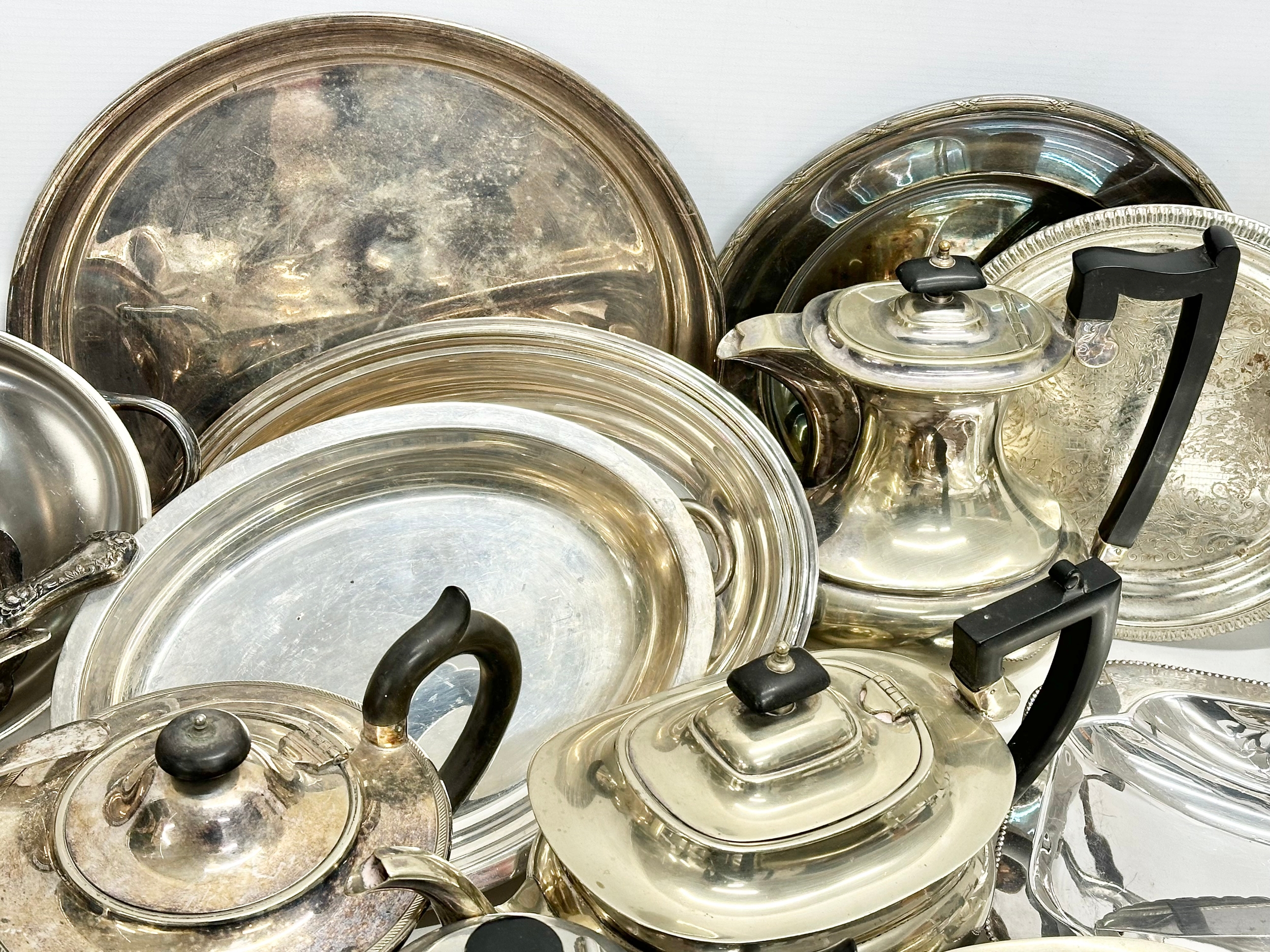 A quantity of 19th and early 20th century silver plate/EPNS. - Image 5 of 7