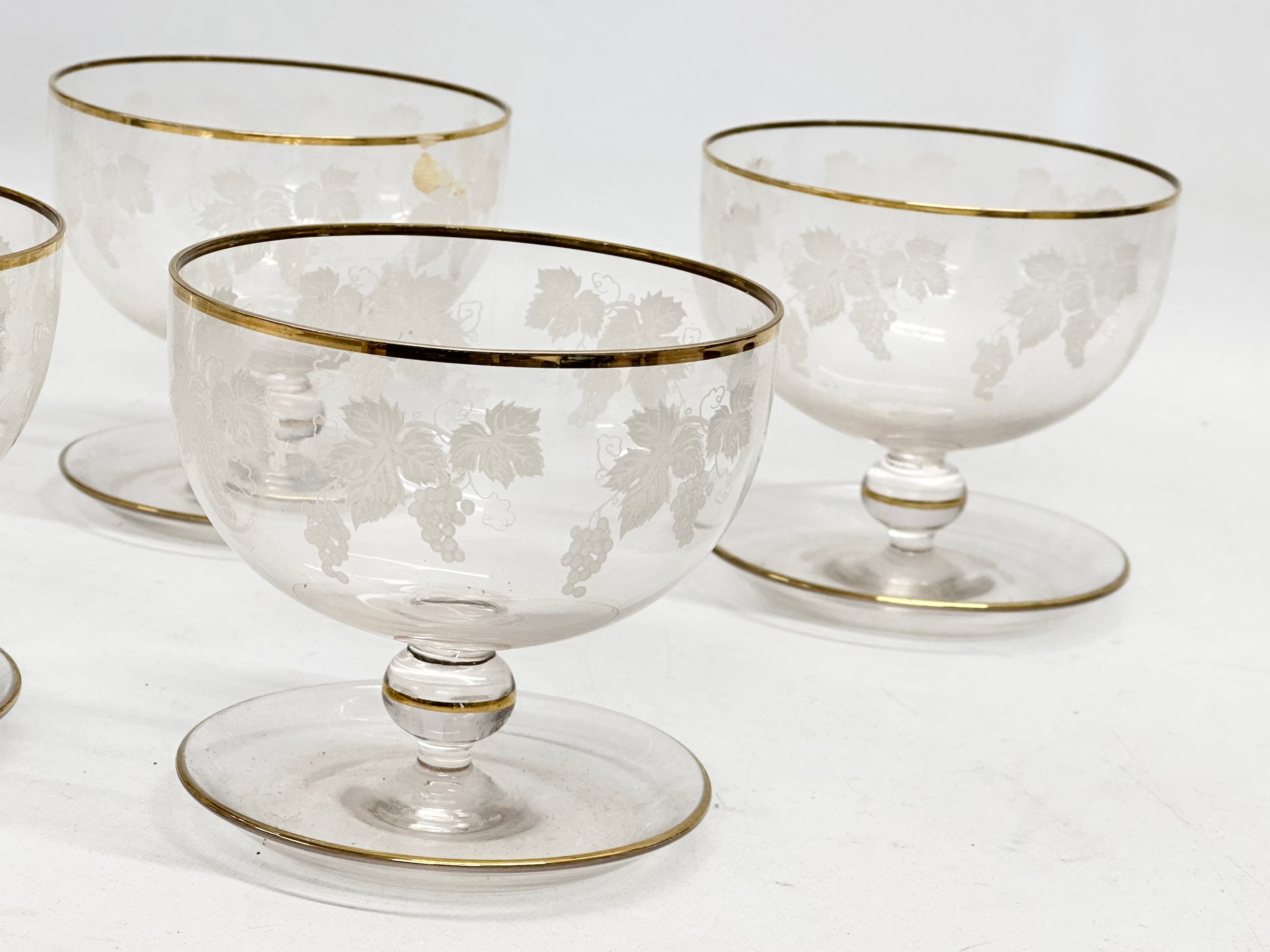 A set of 5 1960’s Mid Century gilt rimmed dessert bowls, with etched grapes and leaves. 10x9.5cm - Image 2 of 2