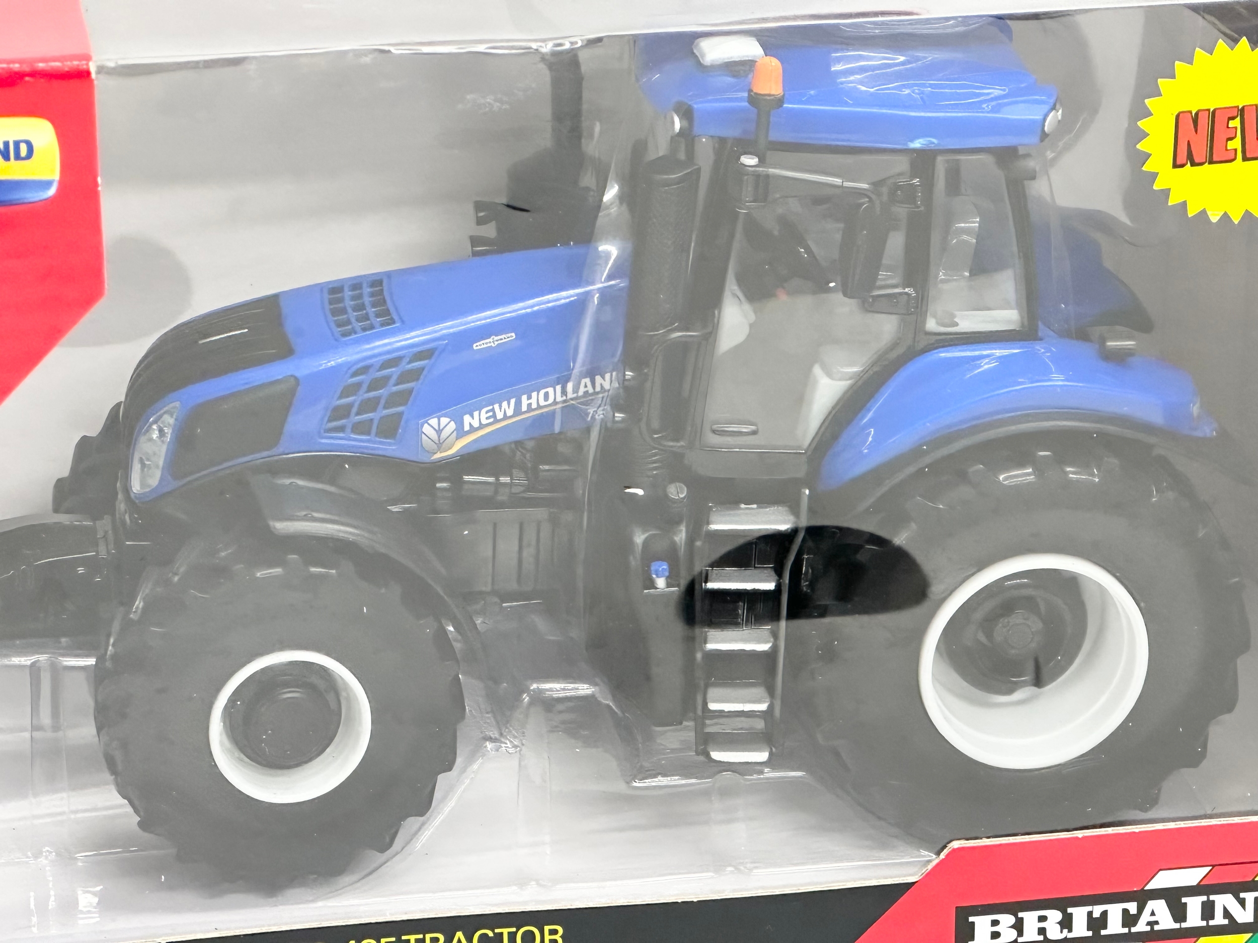 A new Britains New Holland T8.435 Tractor with box. 25x13x16cm - Image 2 of 3