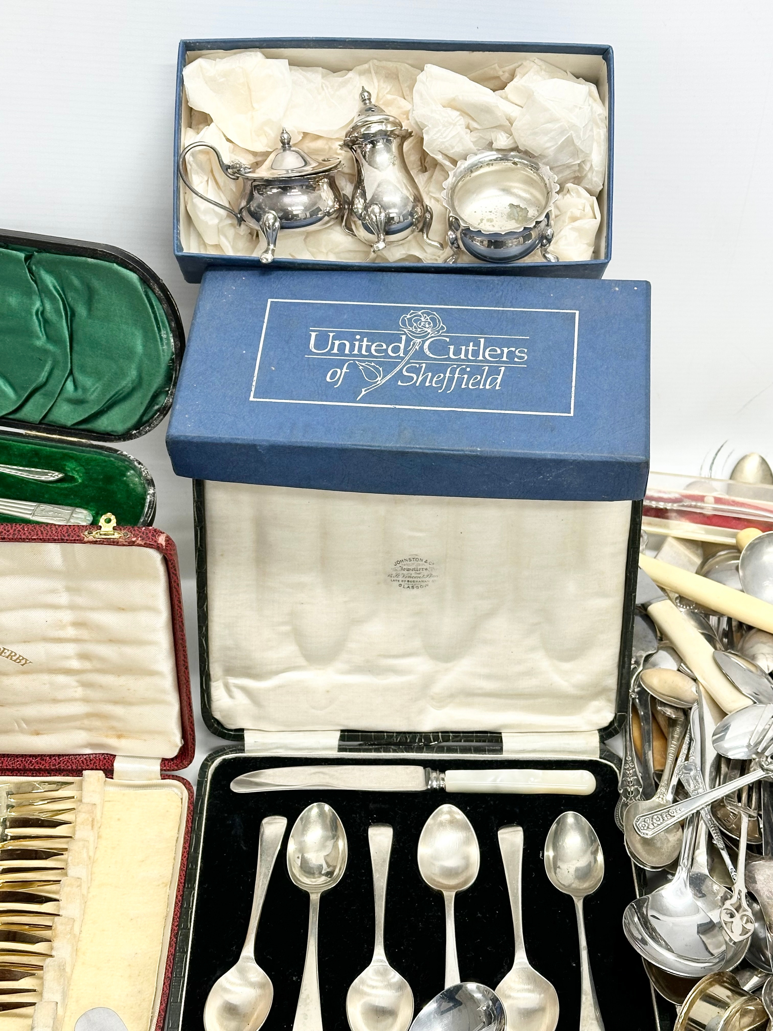 A large quantity of vintage cutlery. Silver plate, EPNS, stainless. - Image 9 of 14