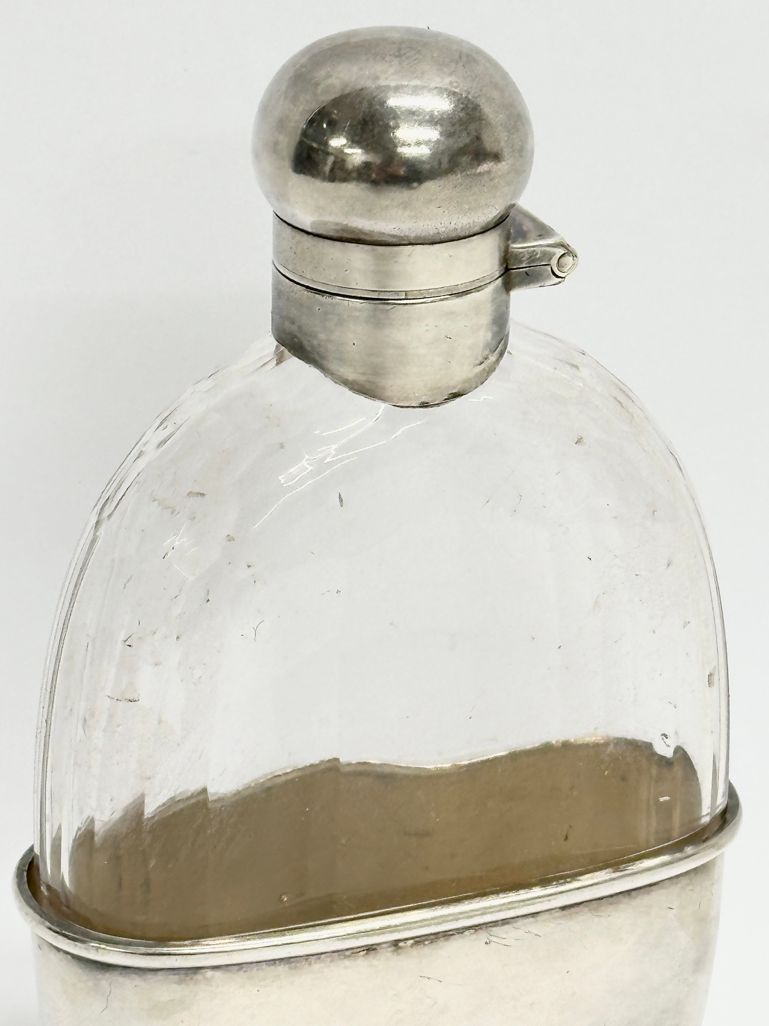 A good quality late 19th century Mappin & Webb silver plated hip flask. Circa 1890-1900. 14.5cm - Image 3 of 6