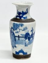 An early 20th century Chinese crackle glazed vase. 10x20cm