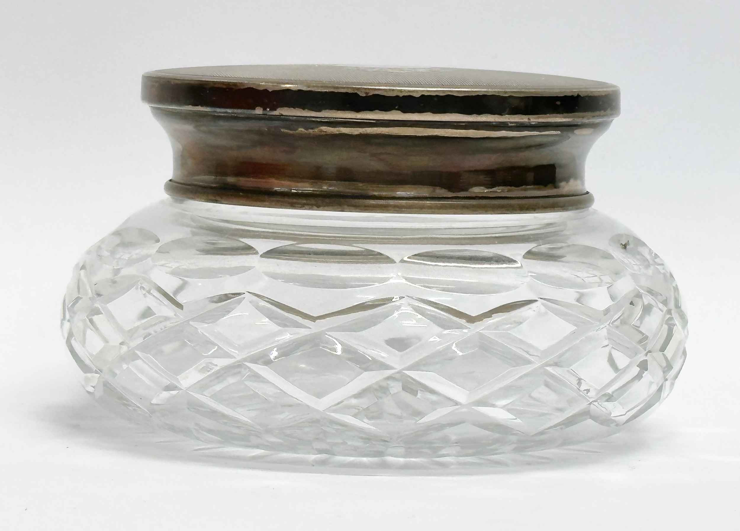 A vintage silver lidded powder jar by Broadway & Co. 11x6.5cm - Image 3 of 4