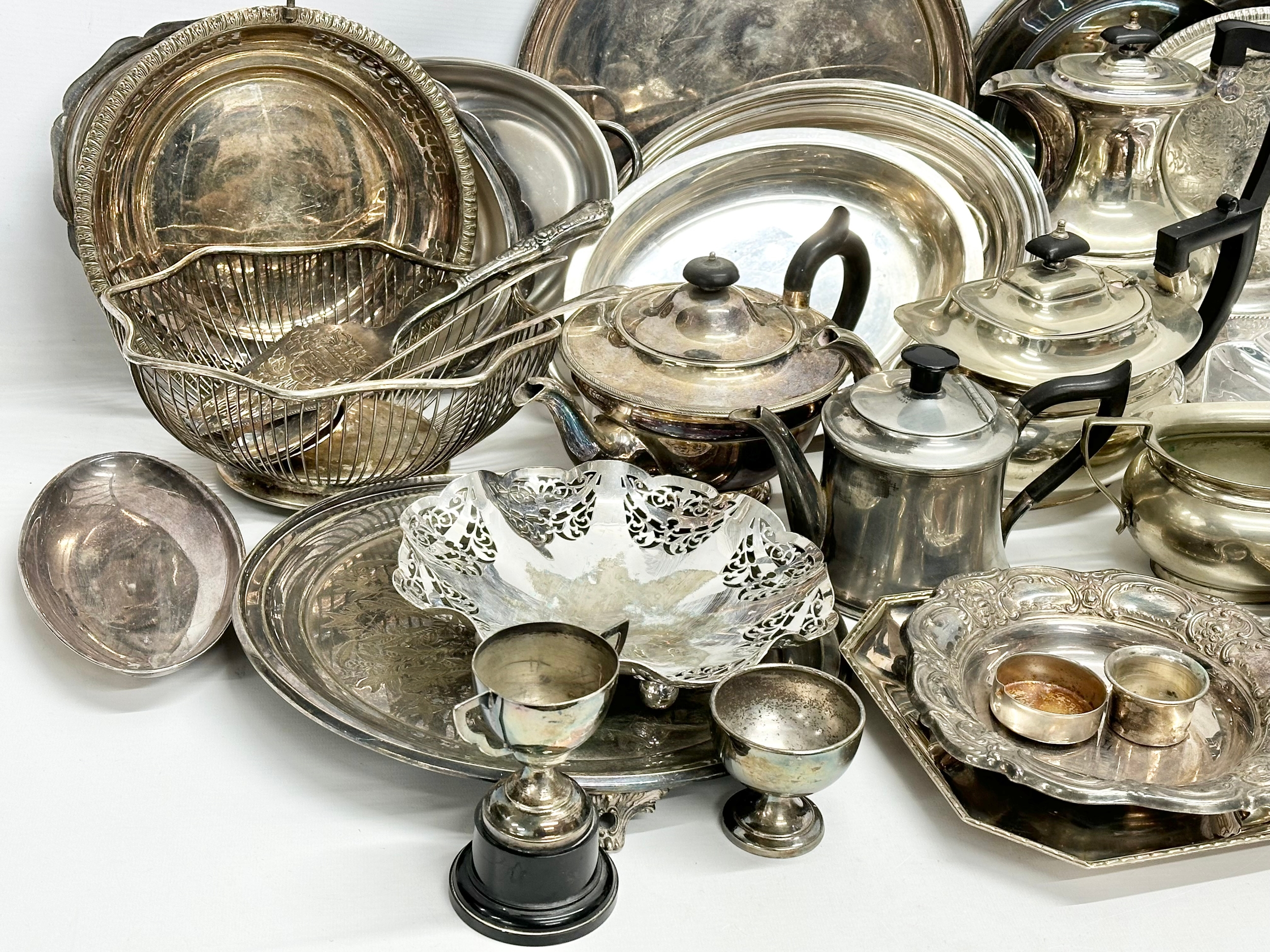 A quantity of 19th and early 20th century silver plate/EPNS. - Image 2 of 7