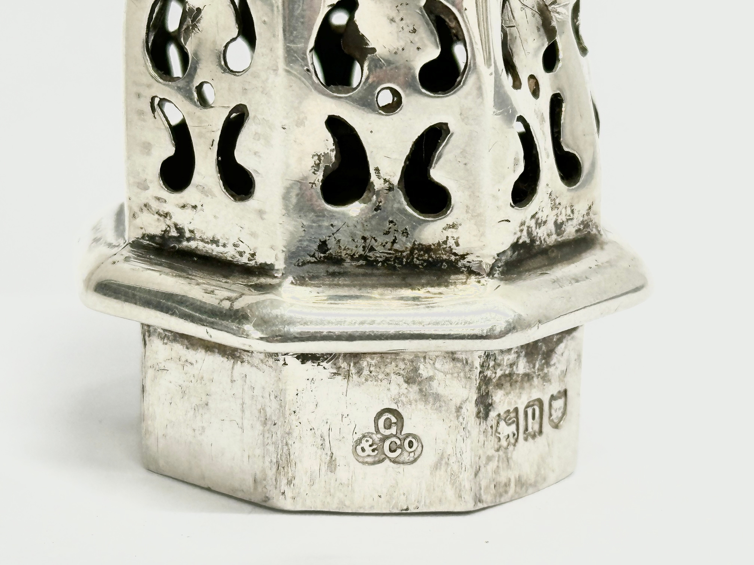A Gibson & Co, Belfast silver sugar shaker. London 141.75 grams. 17cm - Image 4 of 4