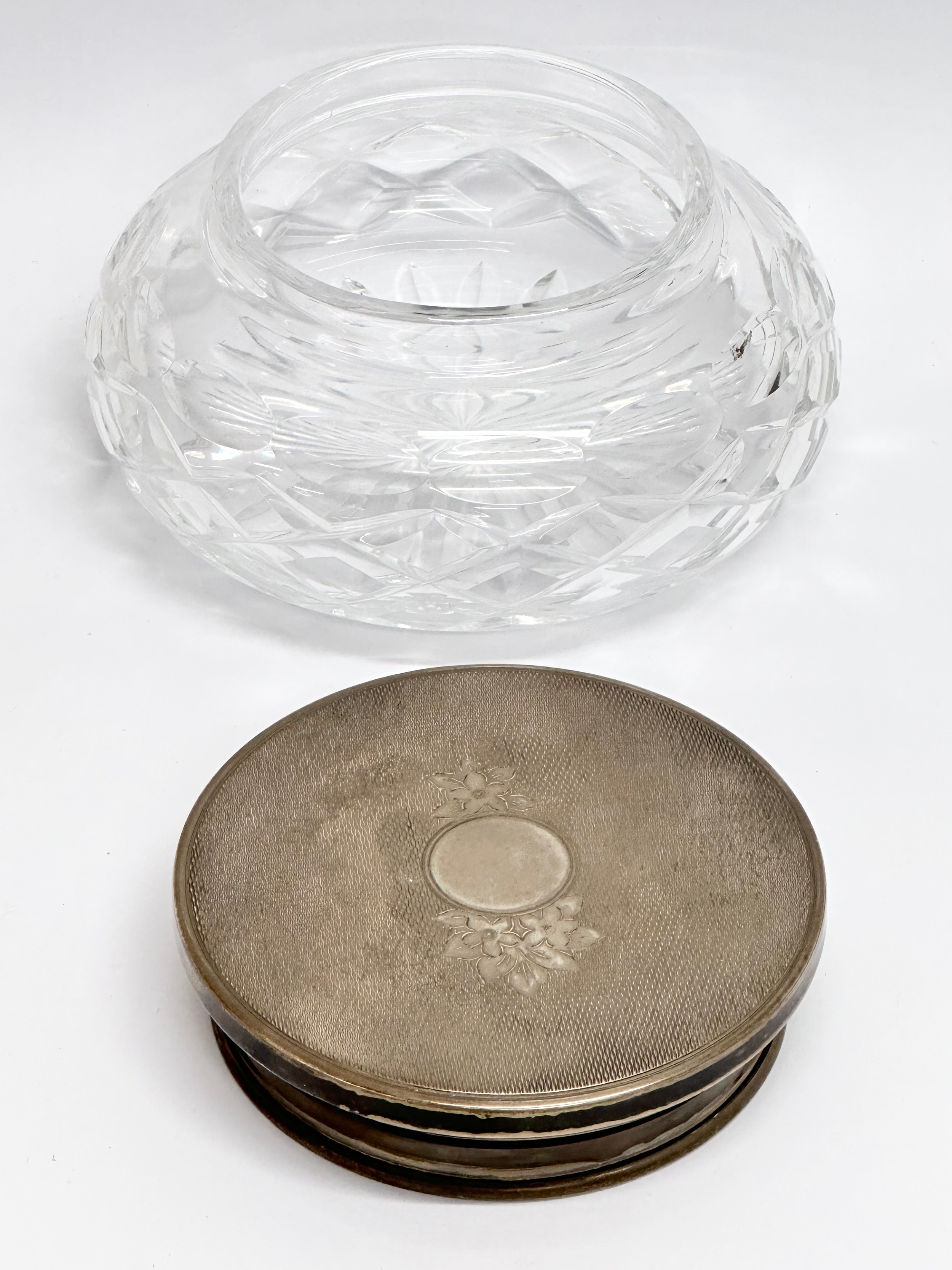 A vintage silver lidded powder jar by Broadway & Co. 11x6.5cm - Image 4 of 4