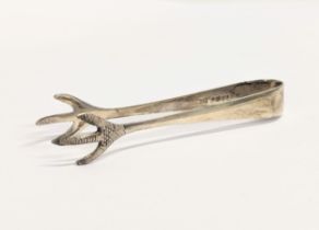 An early 20th century Edward Viner silver sugar tongs, Sheffield, 1935. 8.94g