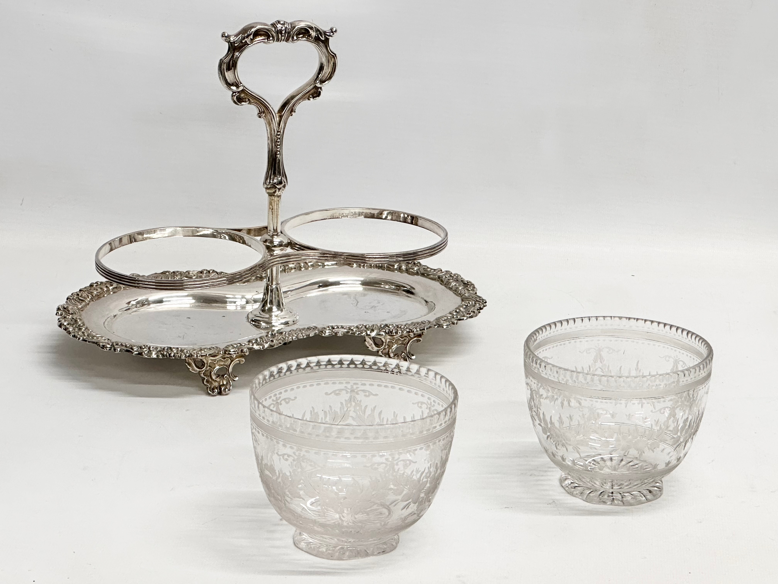 A Victorian silver plated sugar and cream stand/tea caddy, with etched glass bowls. Bowls measure - Image 3 of 7