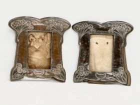 A pair of early 20th century Art Nouveau copper picture frames. Circa 1900. 22x23cm.