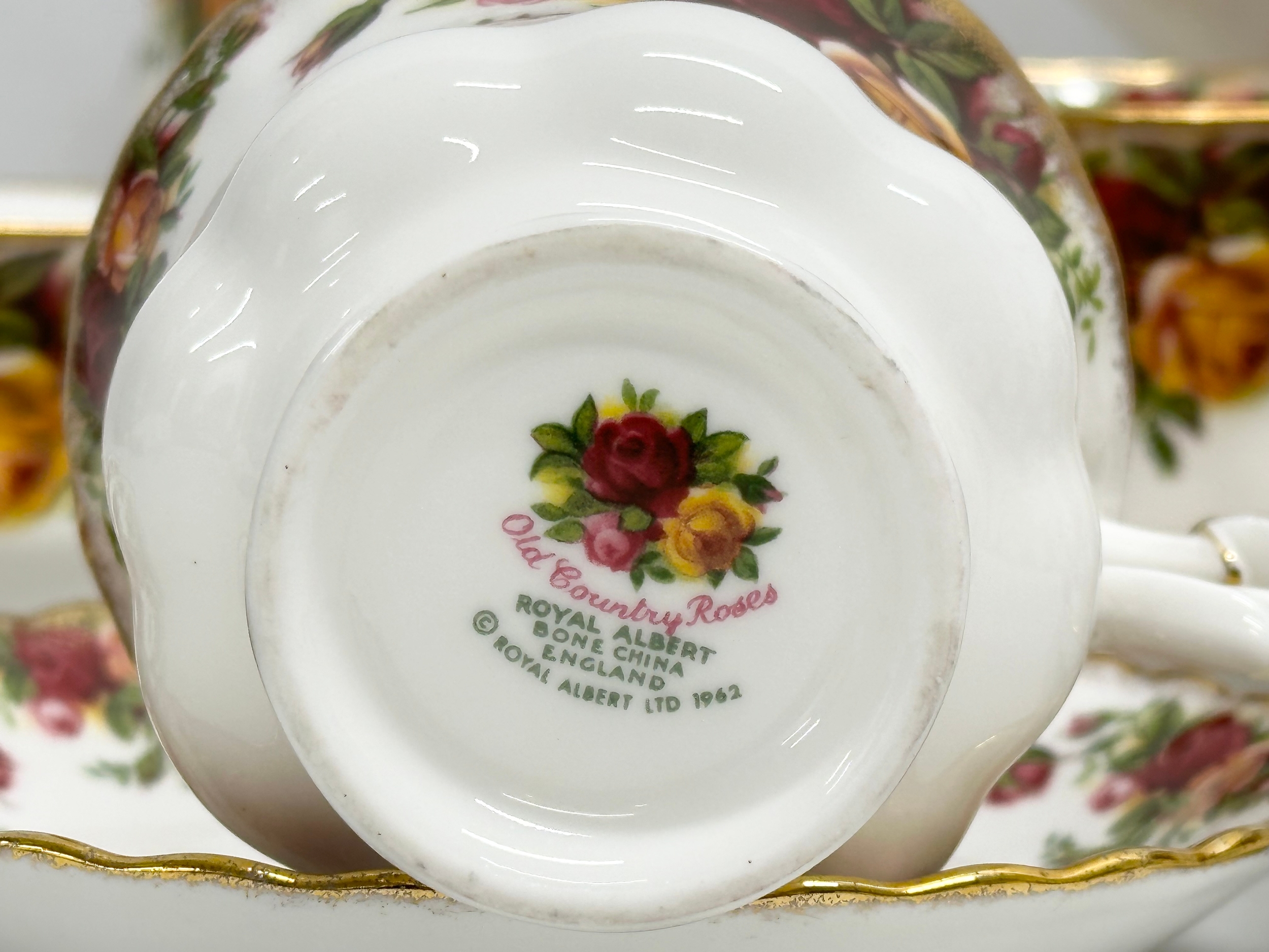 A 25 piece 1962 Royal Albert ‘Old Country Roses’ tea set. Rose vase 19cm. A sugar jar with lid and - Image 5 of 5