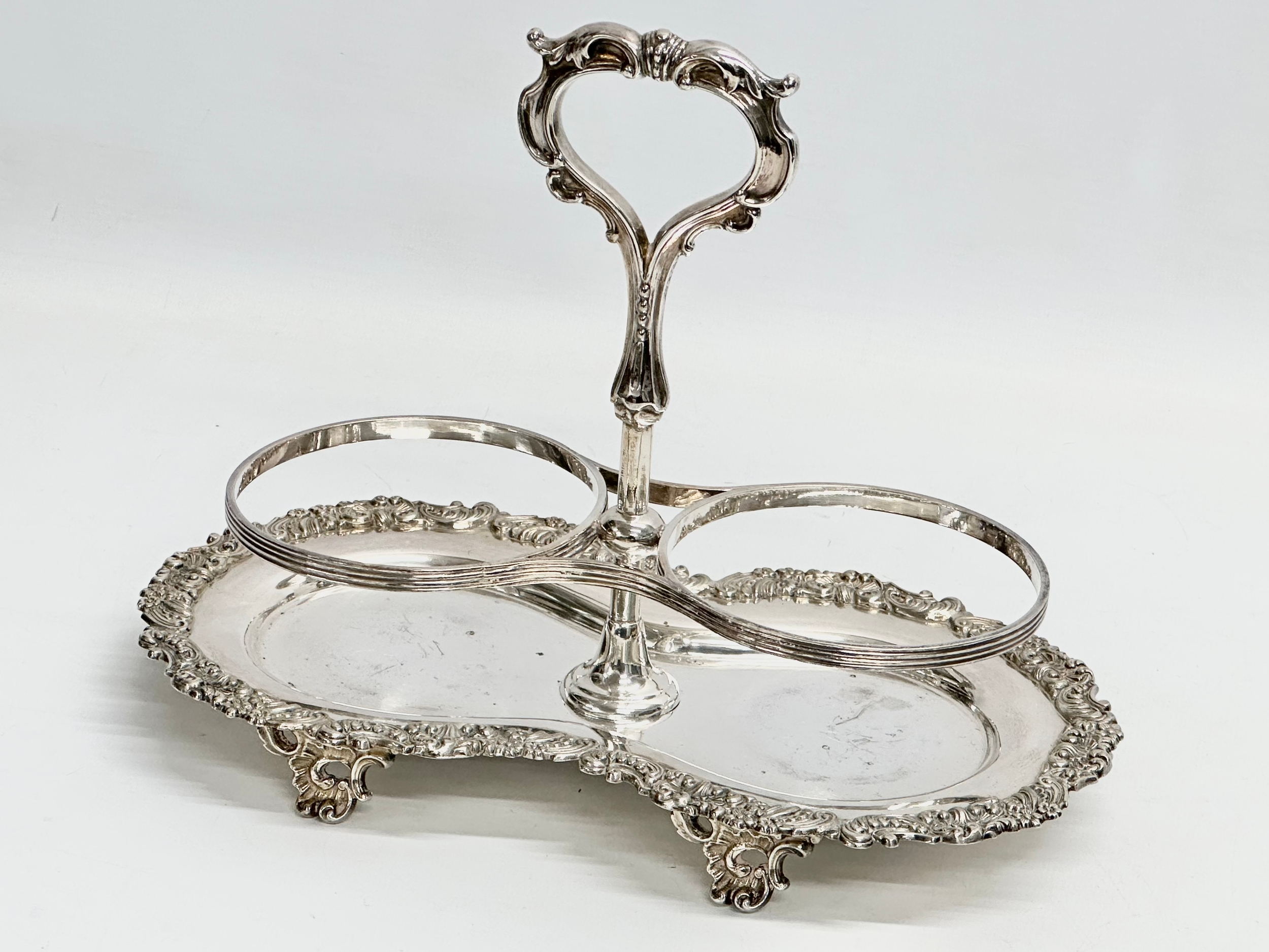 A Victorian silver plated sugar and cream stand/tea caddy, with etched glass bowls. Bowls measure - Image 7 of 7