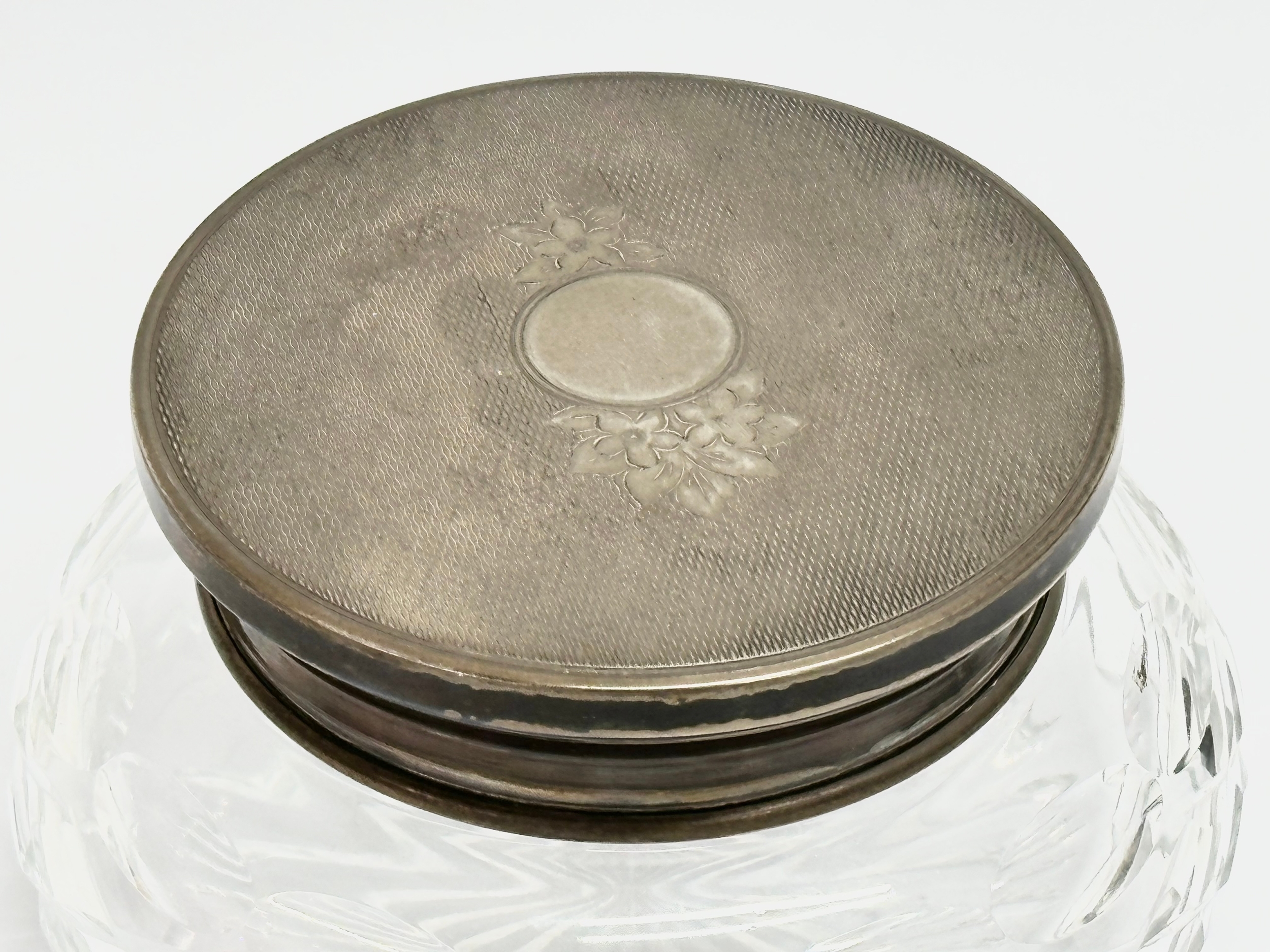 A vintage silver lidded powder jar by Broadway & Co. 11x6.5cm - Image 2 of 4