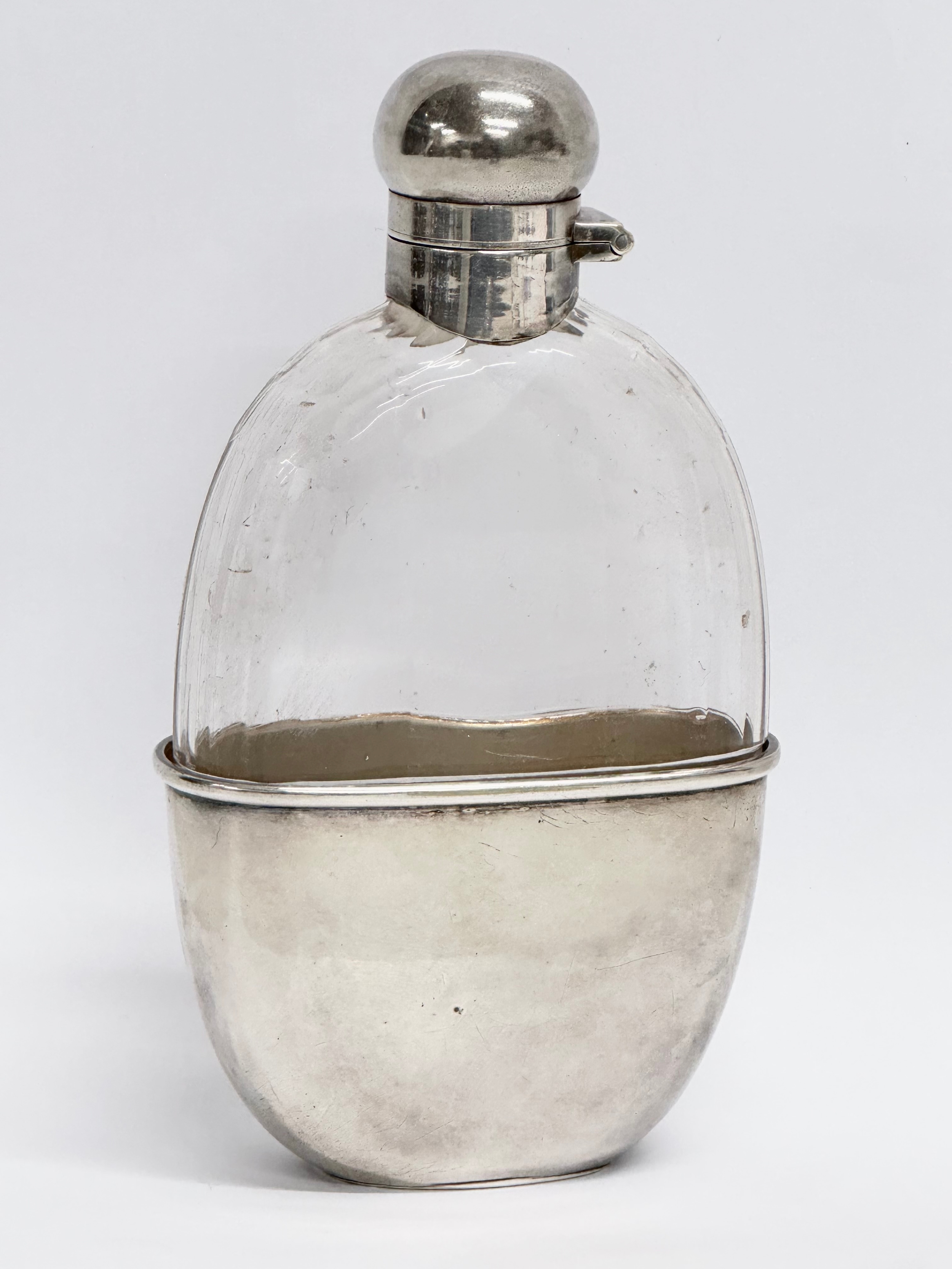 A good quality late 19th century Mappin & Webb silver plated hip flask. Circa 1890-1900. 14.5cm