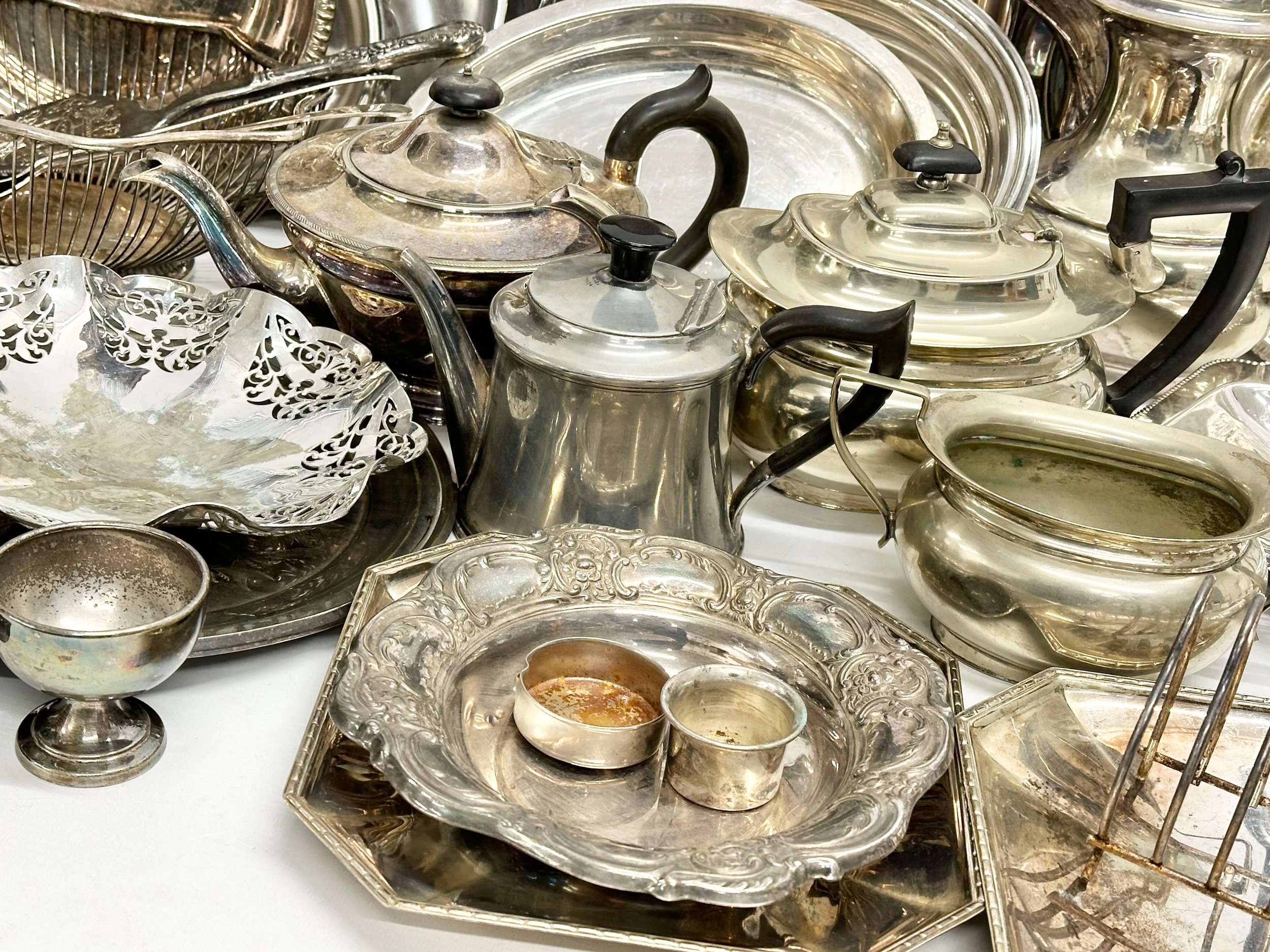 A quantity of 19th and early 20th century silver plate/EPNS. - Image 3 of 7