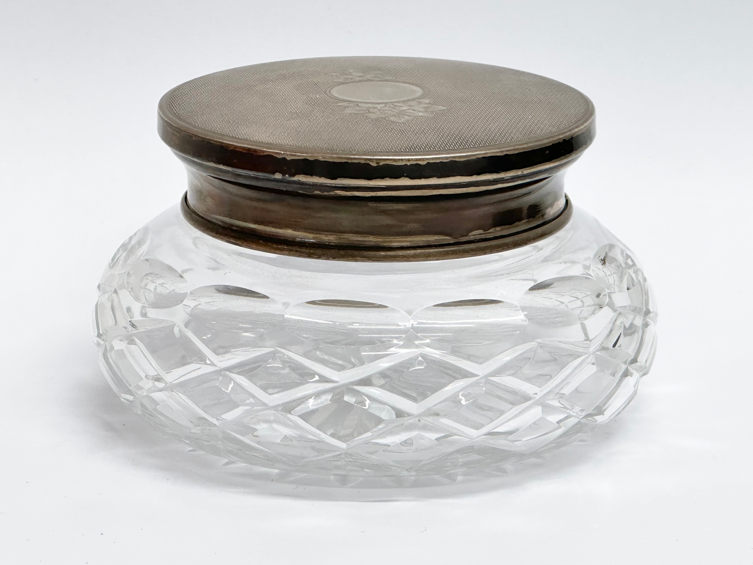 A vintage silver lidded powder jar by Broadway & Co. 11x6.5cm