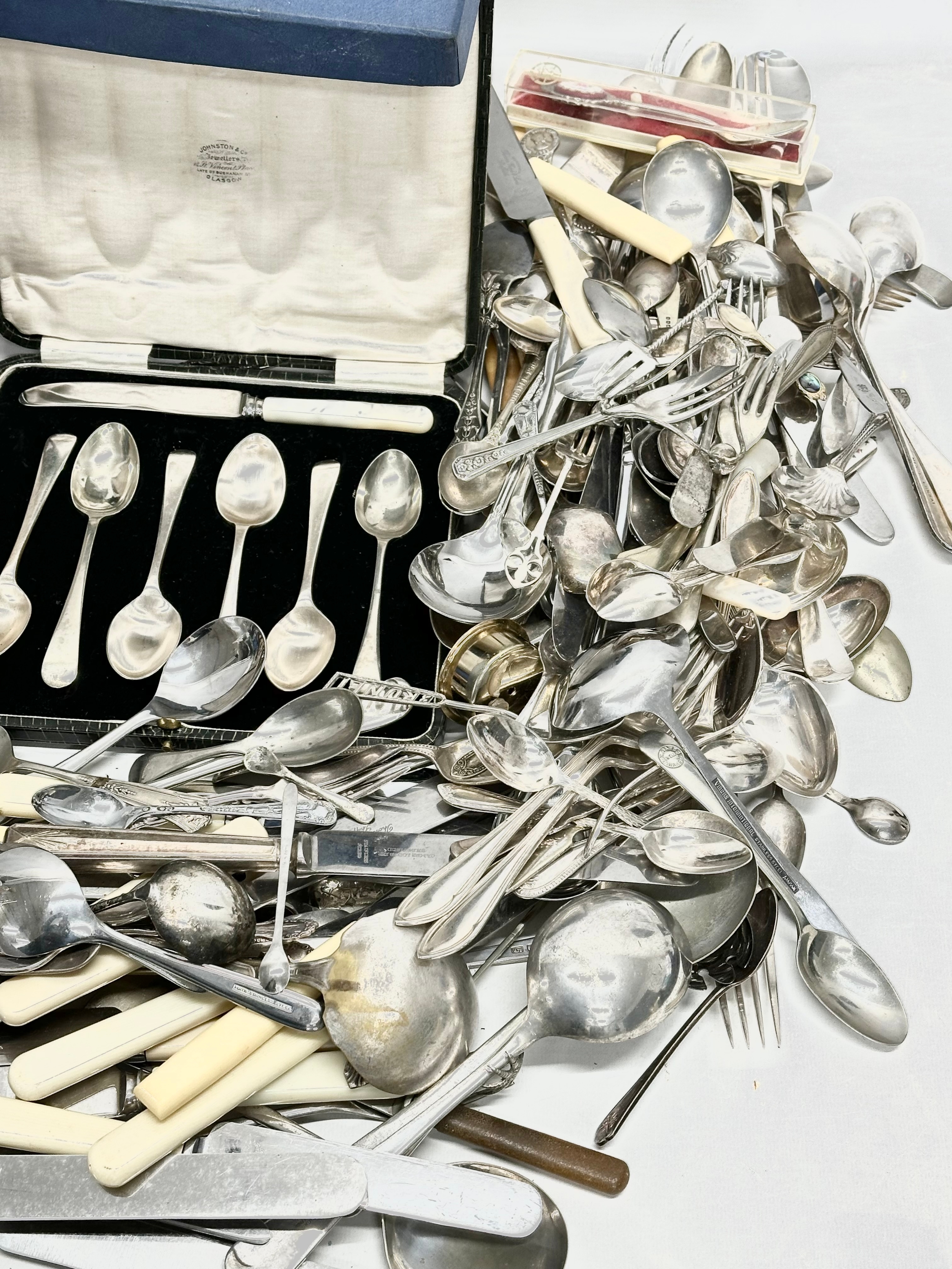 A large quantity of vintage cutlery. Silver plate, EPNS, stainless. - Image 11 of 14