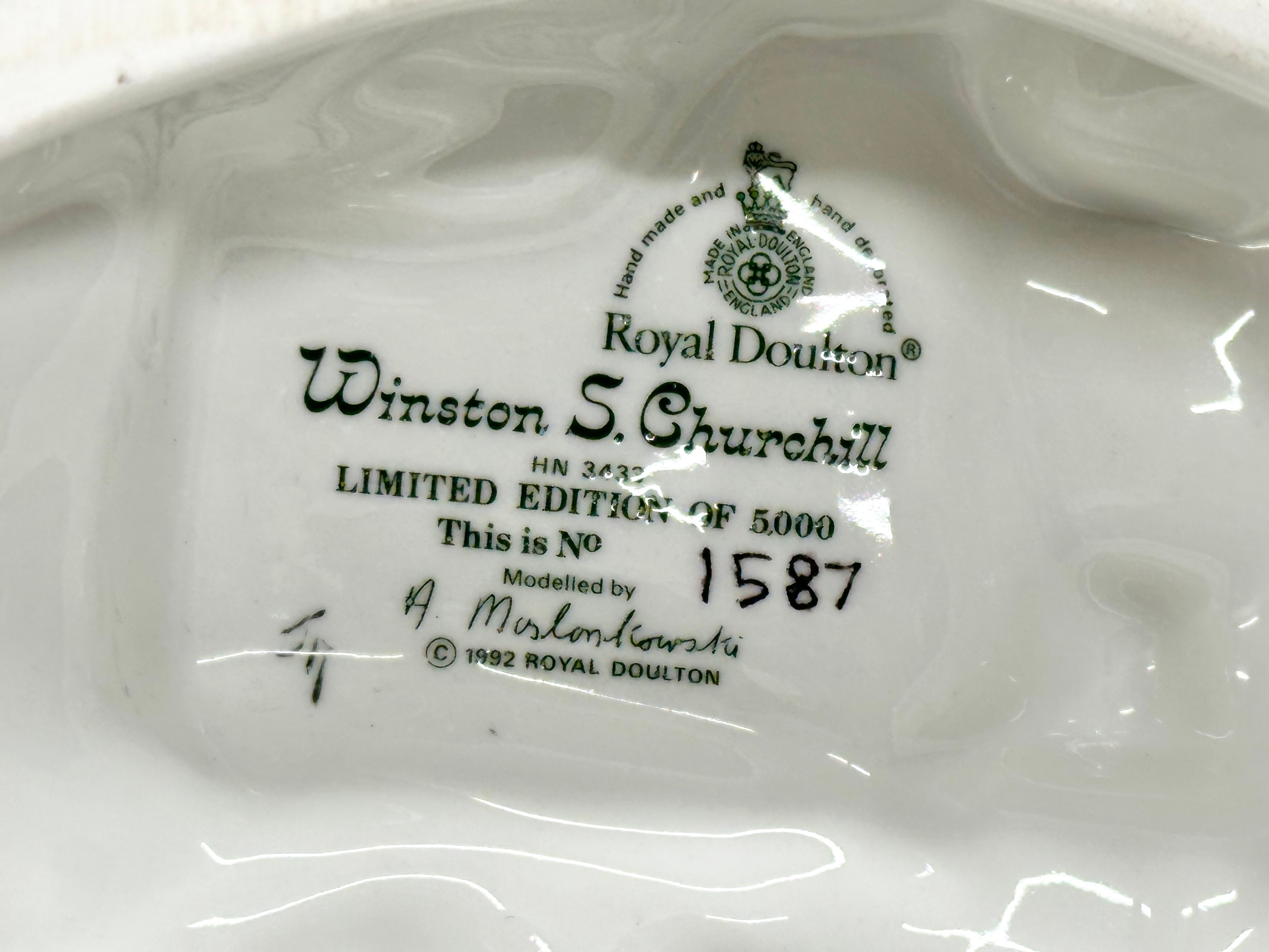 A large Limited Edition Royal Doulton ‘Winston. S. Churchill’ figurine. HN3433. 1587/5000. 31.5cm - Image 5 of 5