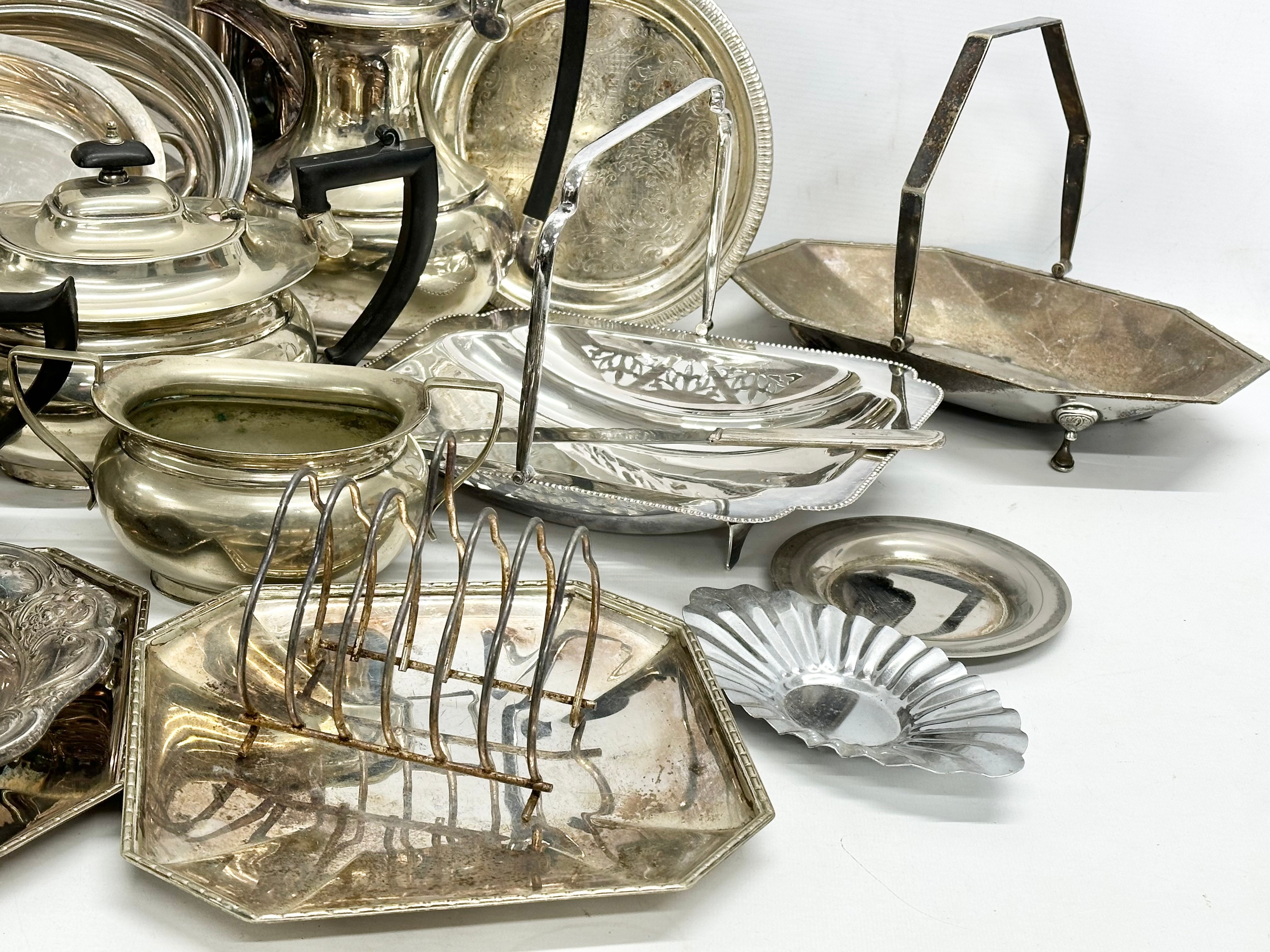 A quantity of 19th and early 20th century silver plate/EPNS. - Image 7 of 7