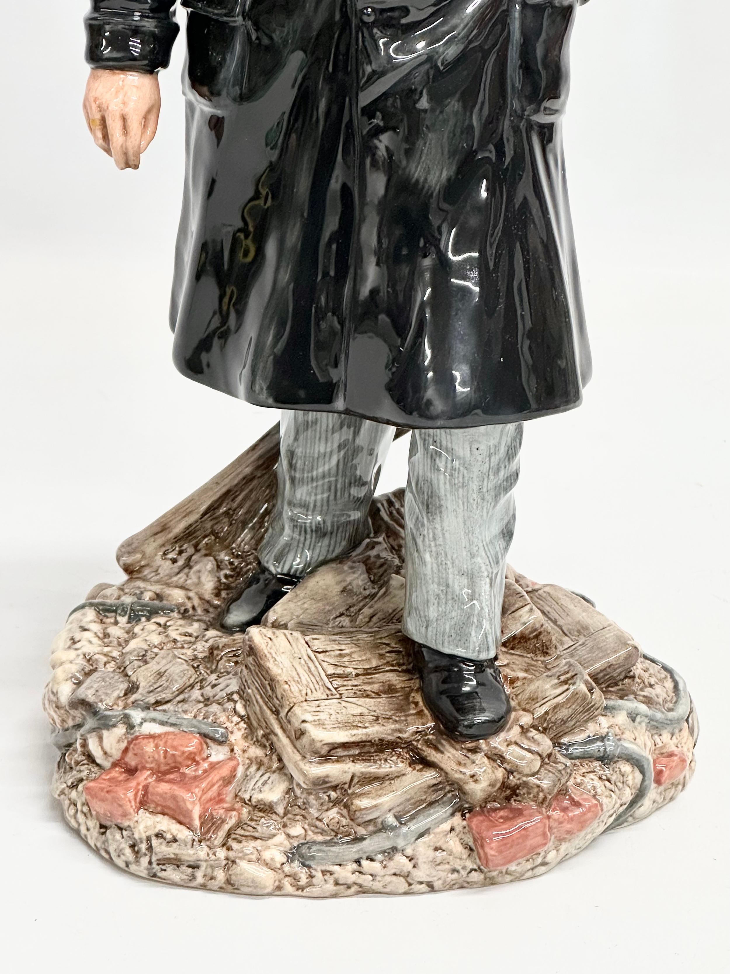 A large Limited Edition Royal Doulton ‘Winston. S. Churchill’ figurine. HN3433. 1587/5000. 31.5cm - Image 2 of 5