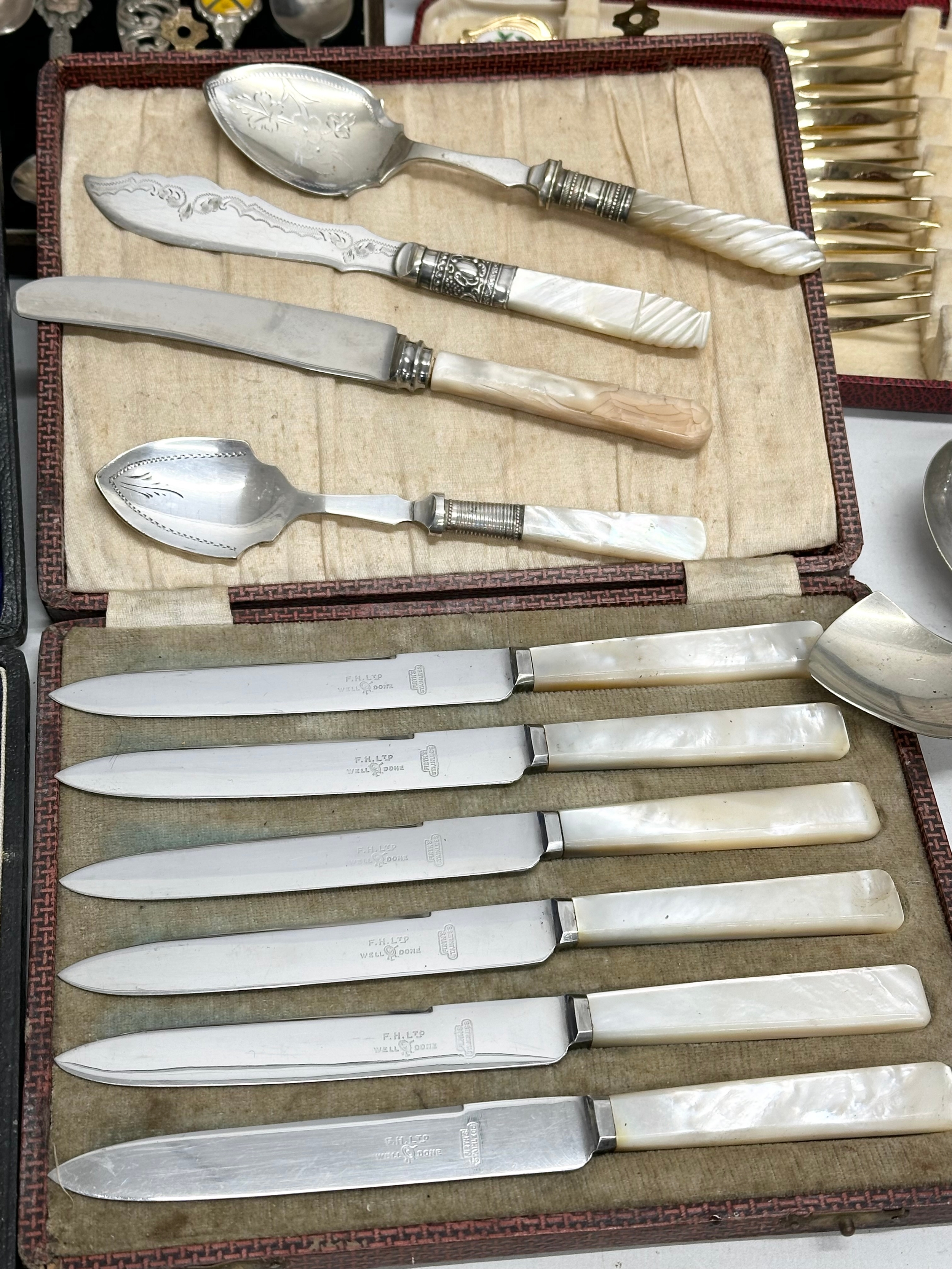 A large quantity of vintage cutlery. Silver plate, EPNS, stainless. - Image 7 of 14