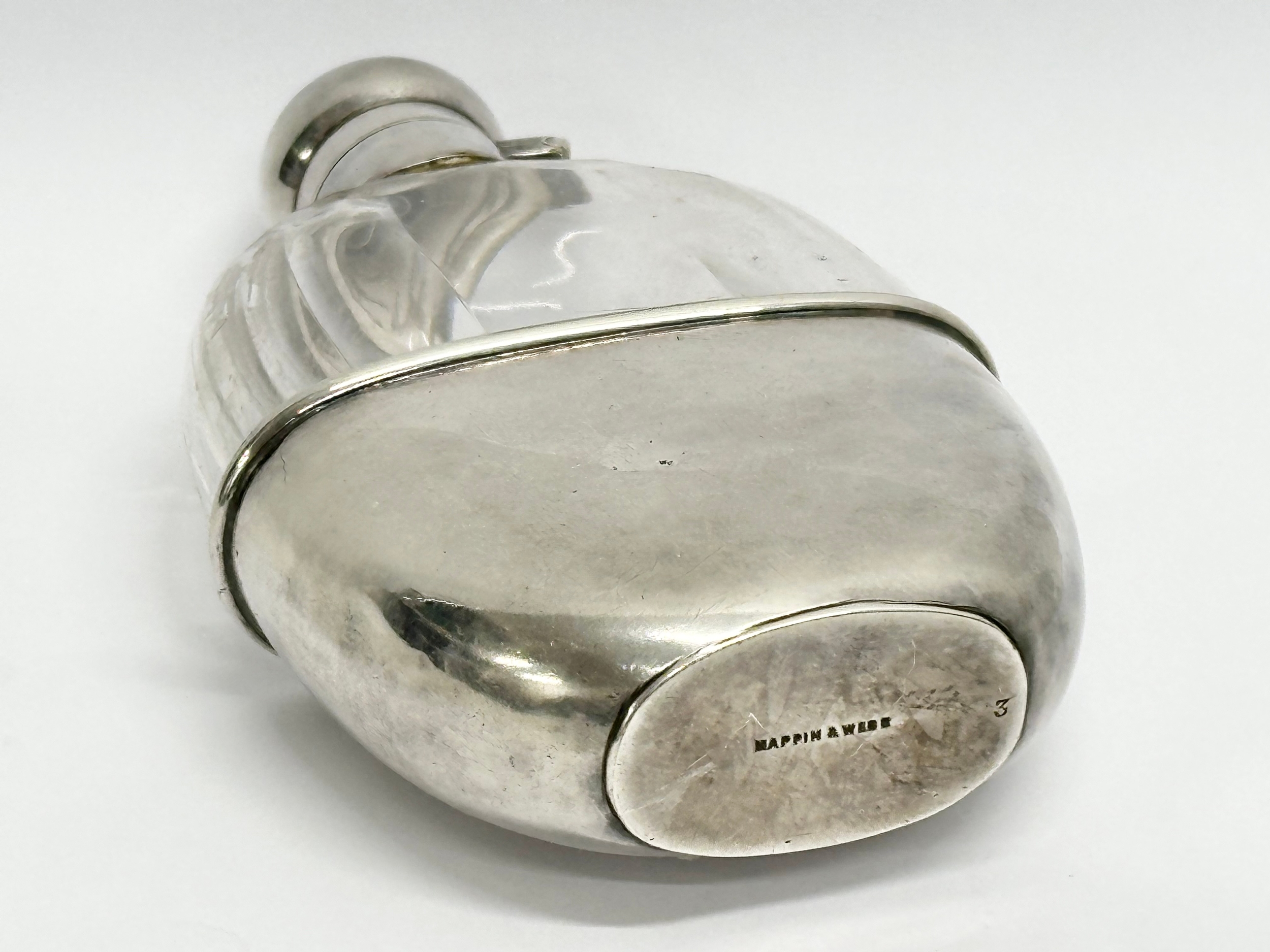 A good quality late 19th century Mappin & Webb silver plated hip flask. Circa 1890-1900. 14.5cm - Image 4 of 6