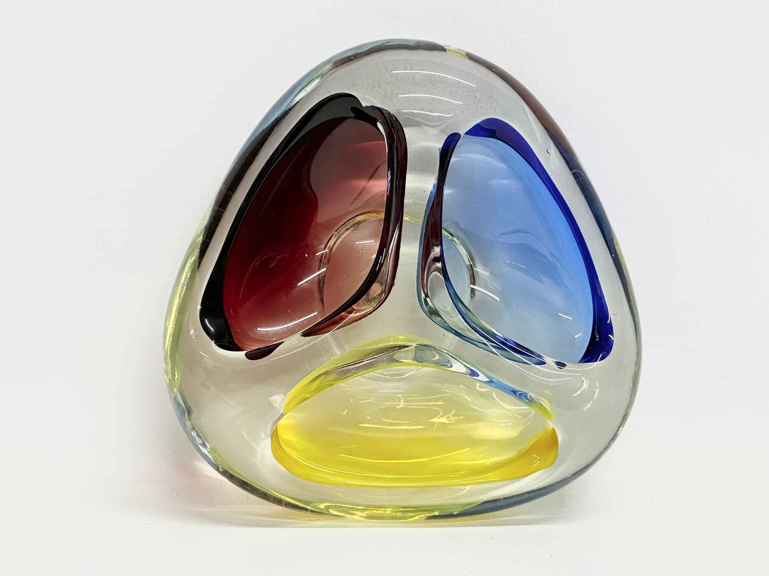 An Art Glass Tri-Coloured ashtray/bowl. Possibly by Vetri d’Arte Murano. 16x16x5cm - Image 2 of 3