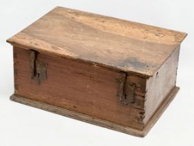 A vintage 18th century style storage box. 49x35x22cm