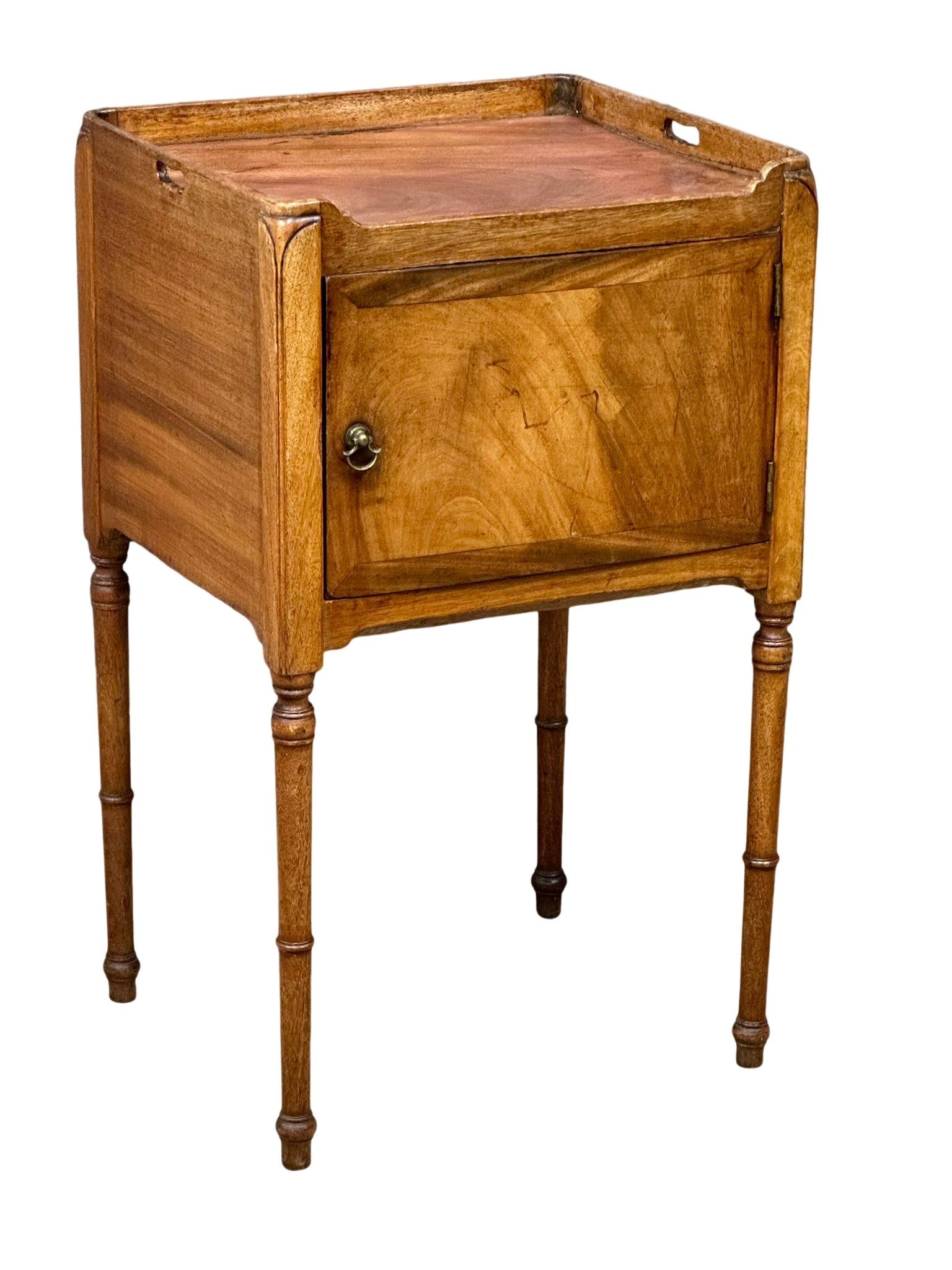 A late George III mahogany pot cupboard/bedside cabinet. Circa 1800-1820. 46x39x77cm