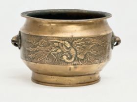 A mid 19th century Chinese jardiniere with lion masks and crane design. 25x21x16cm