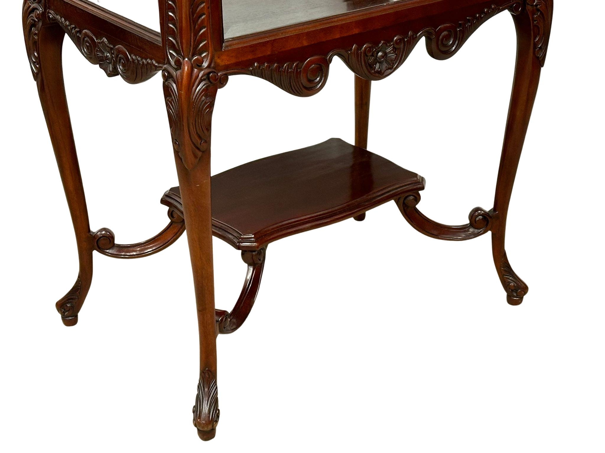 A mahogany display table. 69x47x74cm(2) - Image 4 of 5