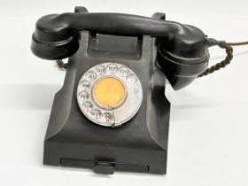 A vintage Bakelite telephone. 15x19x13cm