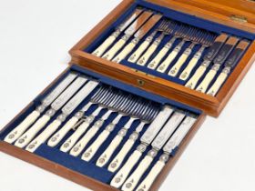 An early 20th century silver plated cutlery set with bone handles in mahogany case. 29x26cm