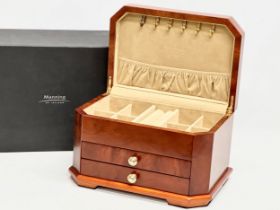 A Manning of Ireland jewellery chest of box. Jewellery chest measures 29x21x18cm.