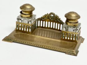 A late Victorian brass desktop pen and ink stand. 16x9.5x11cm