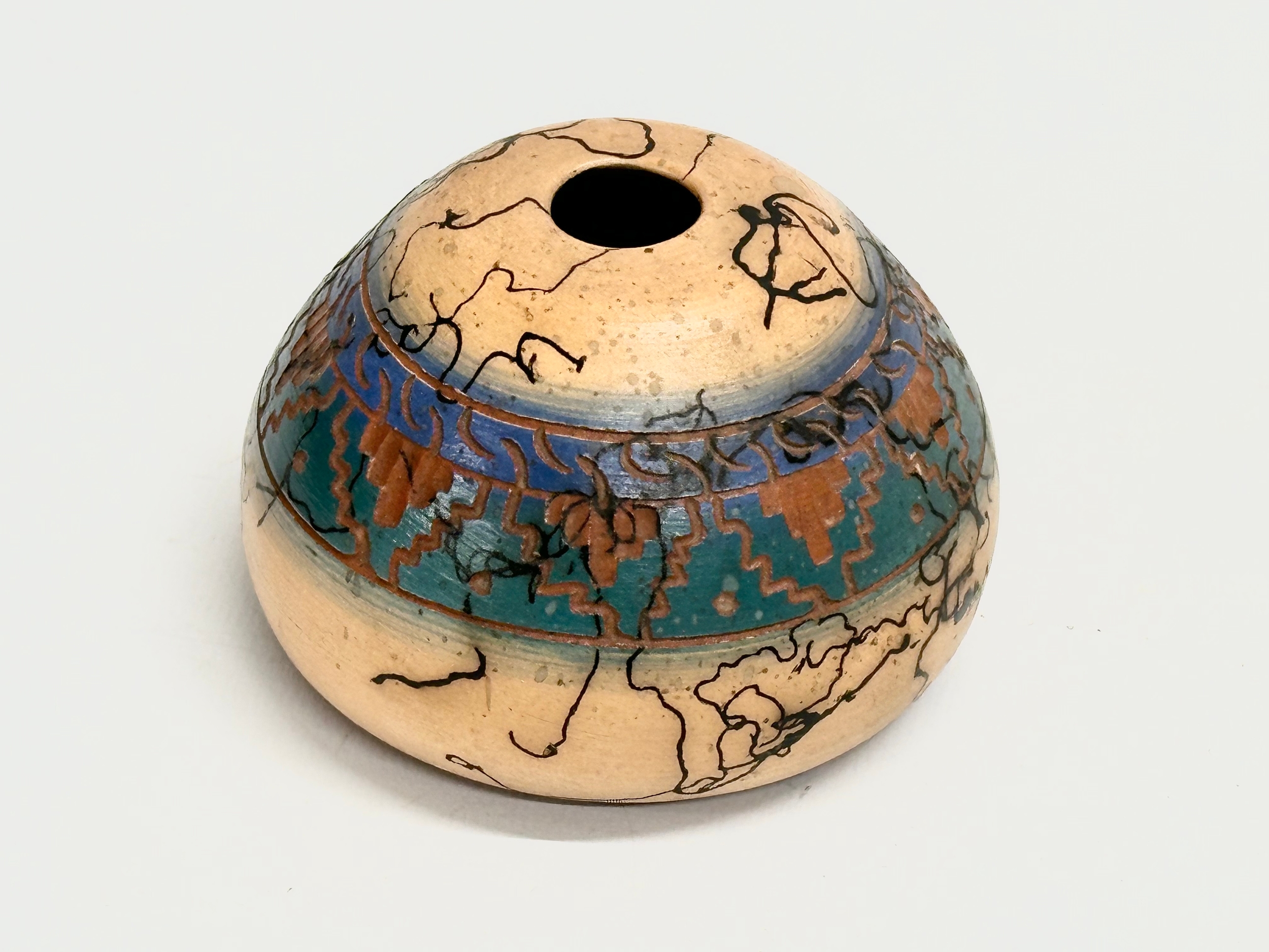 A Navajo stoneware pottery vase designed by Tannia Smith. Native American Art. 9x6cm - Image 2 of 3