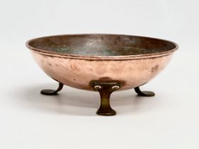 A late 19th century Art & Crafts copper bowl raised on 3 brass feet. Circa 1890. 20.5x7.5cm