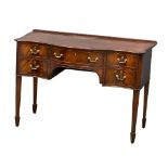 A vintage Georgian style serpentine front mahogany desk/side table. 114x56x78cm