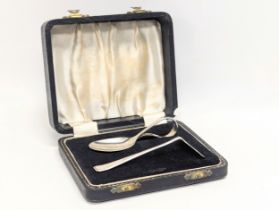 A silver baby spoon and pusher set in case by Arthur Price & Co. Ltd. Birmingham, 1959. 25.2g