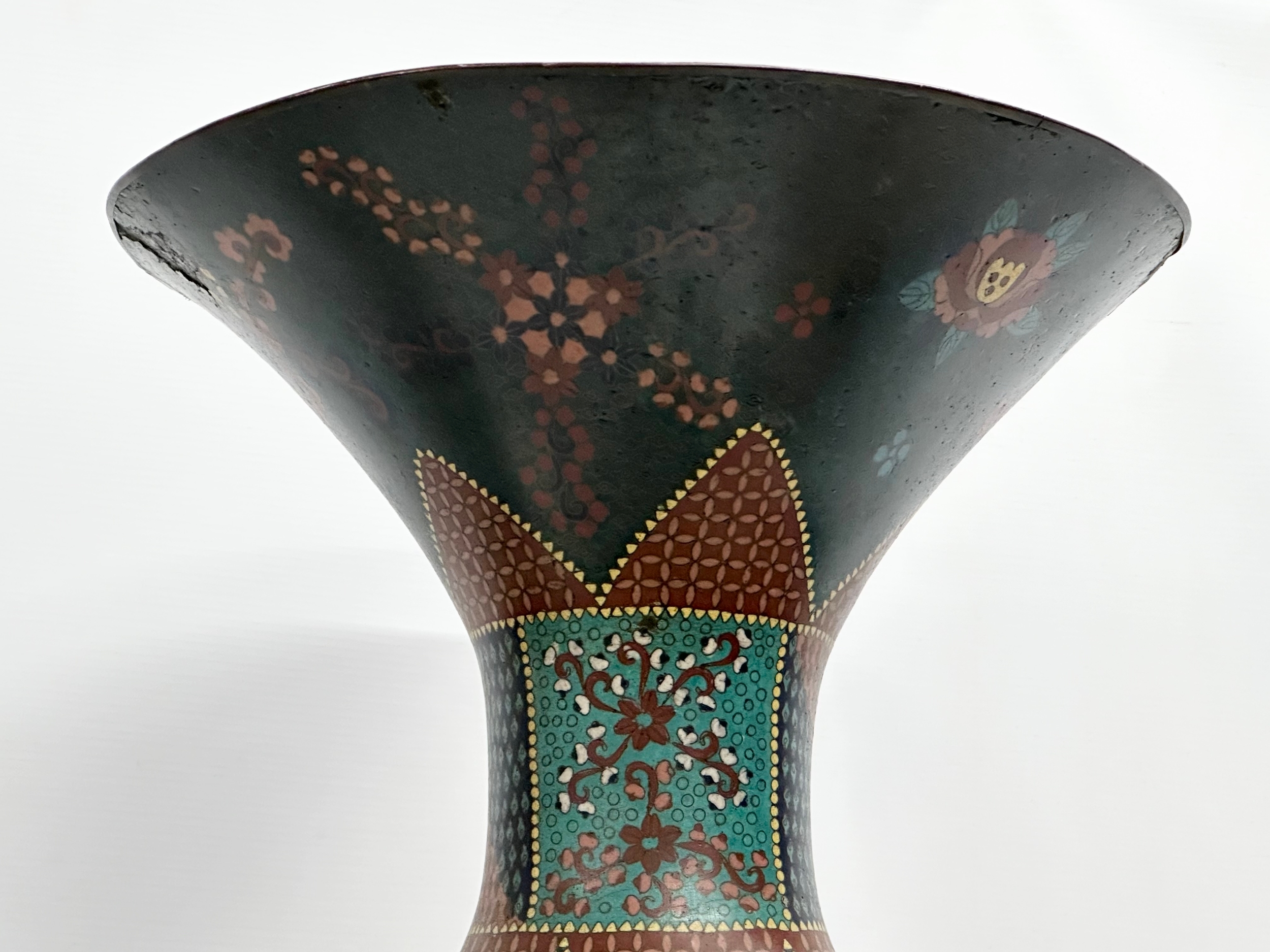A very large late 19th century Japanese Meiji period cloisonné enamelled pot. Circa 1880-1900. - Image 4 of 7