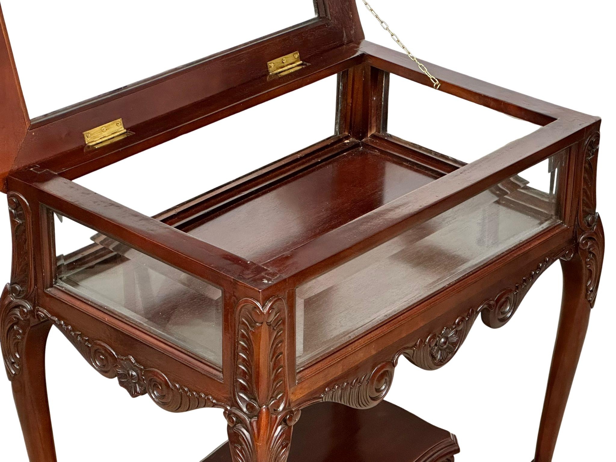 A mahogany display table. 69x47x74cm(2) - Image 3 of 5