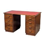 A vintage oak desk with leather top. 138x78x79.5cm