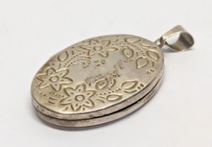 A silver locket. 5.48g
