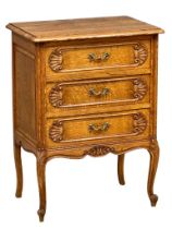 An early 20th century French oak chest of drawers. 60x40x82cm(8)